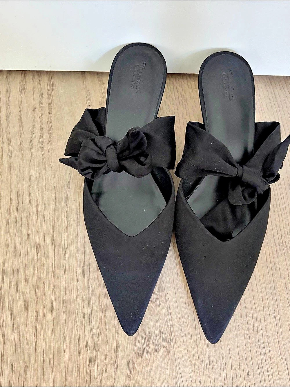Nara Smith Black Bow Pointed-Toe Heels Like New